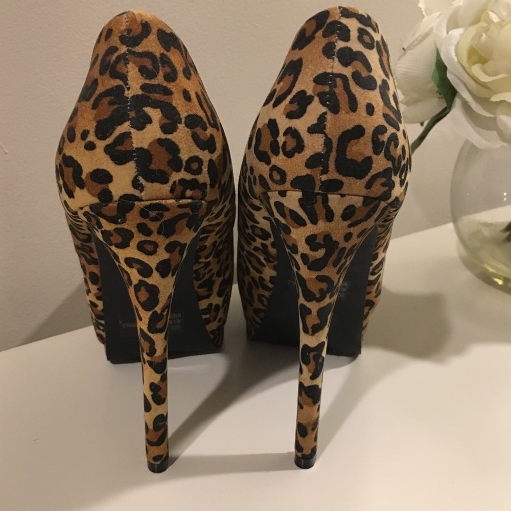 Leopard pumps